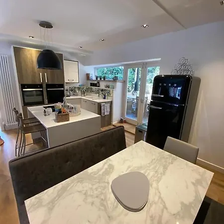 Church Hall & Secret Garden Hideaway At Summer Hills Dom wakacyjny