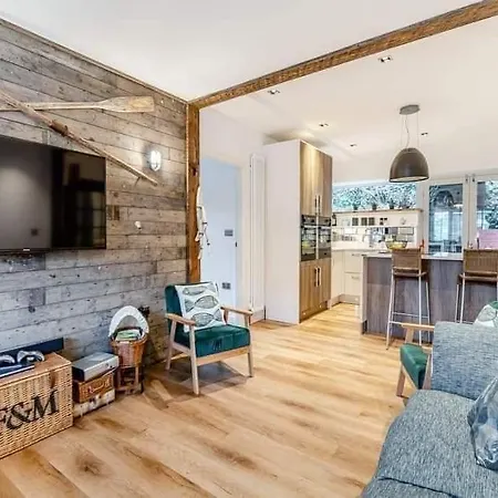 Church Hall & Secret Garden Hideaway At Summer Hills *