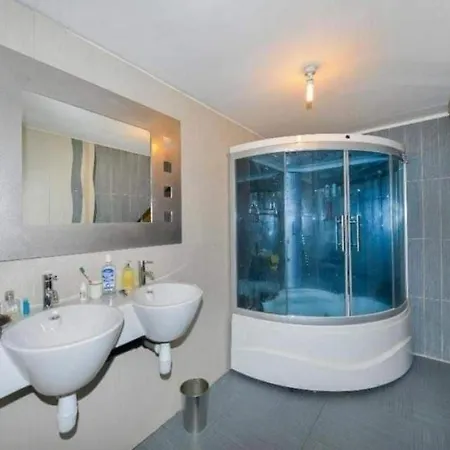 Church Hall & Secret Garden Hideaway At Summer Hills ウィットビー