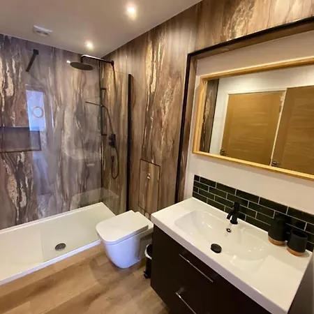 Church Hall & Secret Garden Hideaway At Summer Hills 別荘