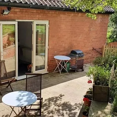 Church Hall & Secret Garden Hideaway At Summer Hills Feriehus