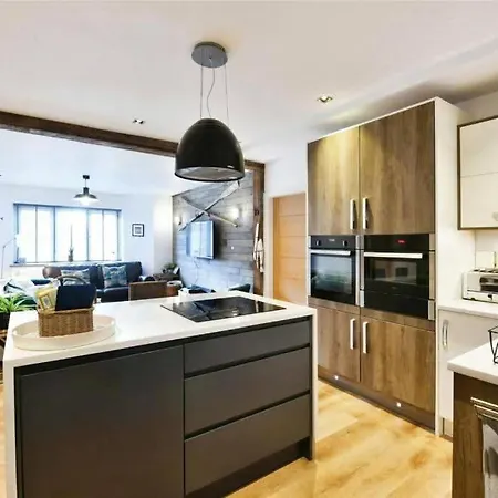 Church Hall & Secret Garden Hideaway At Summer Hills Whitby