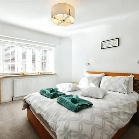 Church Hall & Secret Garden Hideaway At Summer Hills Holiday home