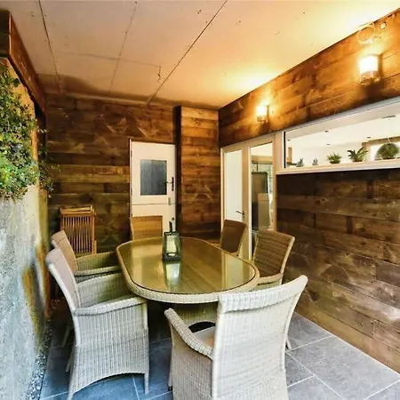 Church Hall & Secret Garden Hideaway At Summer Hills Holiday home *