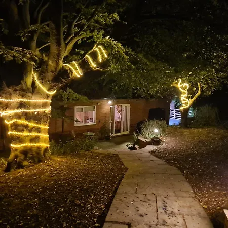 Church Hall & Secret Garden Hideaway At Summer Hills *