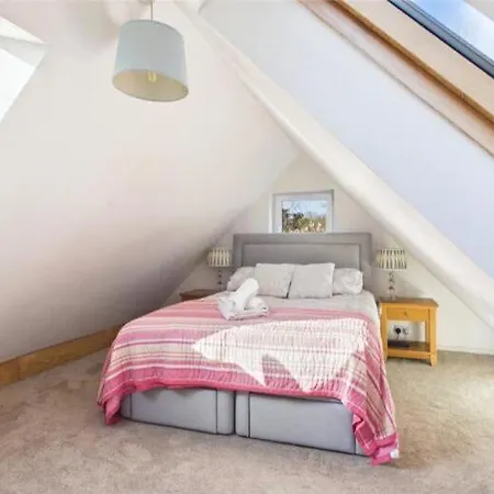 Church Hall & Secret Garden Hideaway At Summer Hills Holiday home *