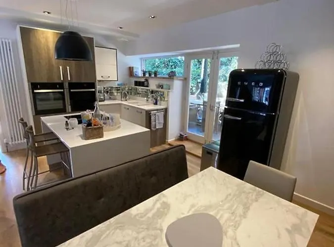 Church Hall & Secret Garden Hideaway At Summer Hills 別荘