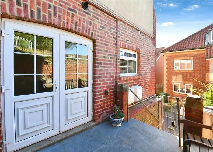 Church Hall & Secret Garden Hideaway At Summer Hills * ウィットビー