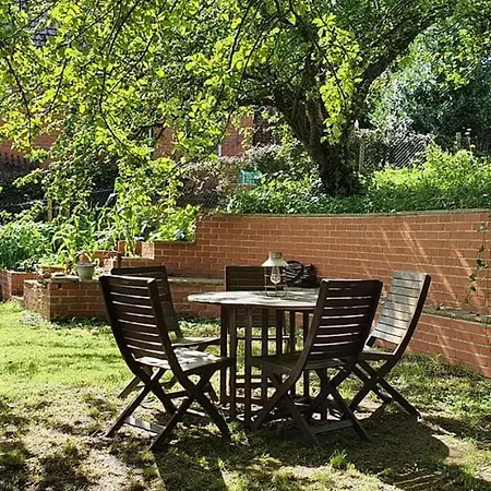 בית נופש Church Hall & Secret Garden Hideaway At Summer Hills וויטבי