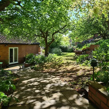 Church Hall & Secret Garden Hideaway At Summer Hills וויטבי